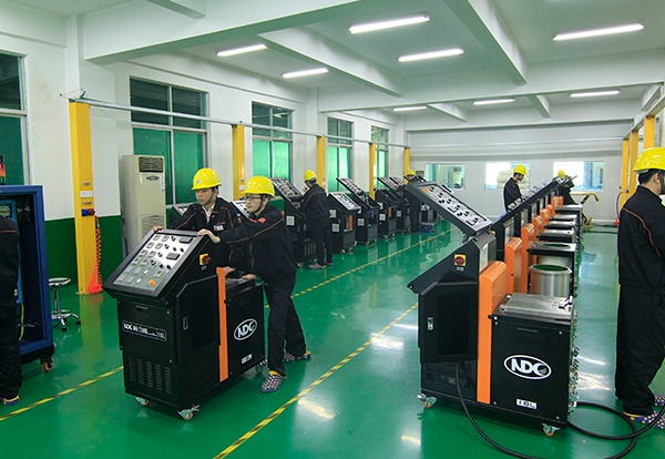 NDC為十多家領(lǐng)先的非織造布企業(yè)制造復(fù)合機(jī)，以應(yīng)對(duì)3月份的疫情。